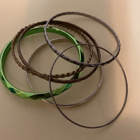 Six bracelets - Picture 6 of 6